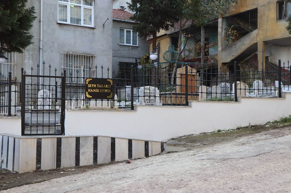 ŞEYH TARAKÇI HAMİD HOCANIN KABRİ YENİLENDİ